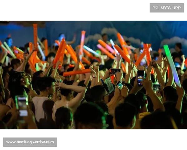 雷雨突袭赛场赛事中断 观众等待复赛时刻紧张万分 雷雨突袭赛场赛事中断 观众等待复赛时刻紧张万分