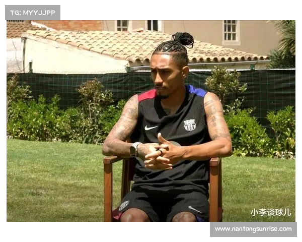 拉菲尼亚现身拜仁球迷商店 与球迷亲密互动并购买球衣 拉菲尼亚现身拜仁球迷商店 与球迷亲密互动并购买球衣